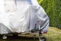 Ochranná plachta na kola pro karavan