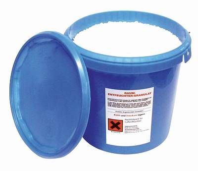 Odvlhčovací granule v kbelíku